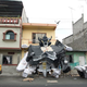 Image for article titled In Ecuador, insane giant sculptures of The Hulk and Hellboy invade on New Year's Eve